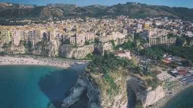 Bir Tropea, Calabria, İtalya, yaz sezonunun güzel sahil şeridi havadan görünümü.