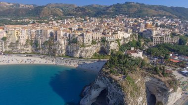 Tropea, Calabria. İHA perspektifinden şehrin, manastırın ve kıyı şeridinin havadan görüntüsü.