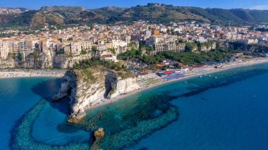 Bir Tropea şaşırtıcı havadan görünümü. Calabrian kıyı şeridi yaz sezonu, İtalya.