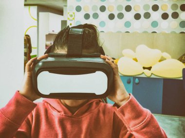 Vr vizör ile yatak odası analiz sanal gerçeklik gözlüğü giyen küçük kafkas sevimli kız.