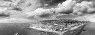 Güzel sahil şeridinin havadan görünüşü.