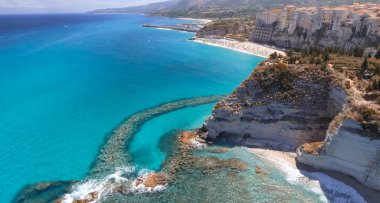 Tropea, Calabria. İHA perspektifinden şehrin, manastırın ve kıyı şeridinin havadan görüntüsü.