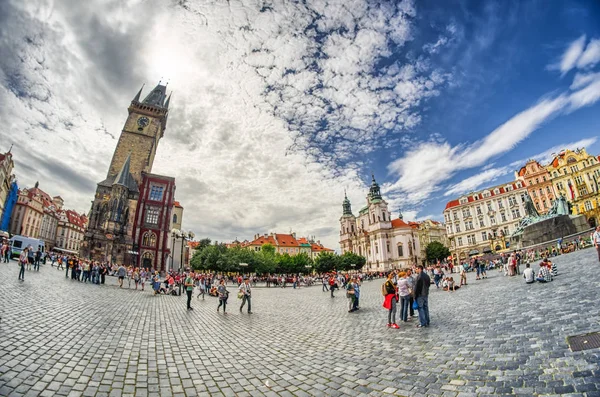 Prague Czech Tasavalta Heinäkuu 2011 Turistit Vierailevat Kaupungin Kaduilla Aurinkoisena — kuvapankkivalokuva