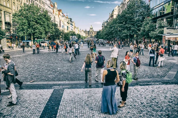 捷克共和国布拉格 2011年7月 游客在阳光明媚的日子参观城市街道 布拉格每年吸引700万游客 — 图库照片