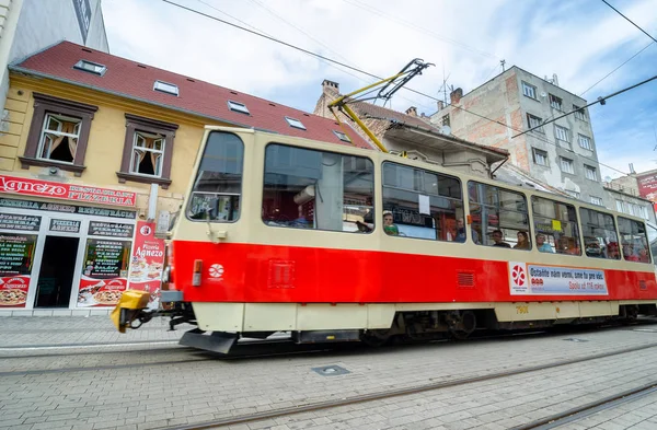 プラハ 2011 を街の通りに沿ってカラフルな路面電車の速度 プラハはヨーロッパで有名な中世の街 — ストック写真