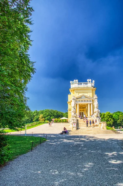 Wenen Oostenrijk Juli 2011 Toeristen Bezoeken Schoenbrunnpark Vienna Trekt Jaarlijks — Stockfoto