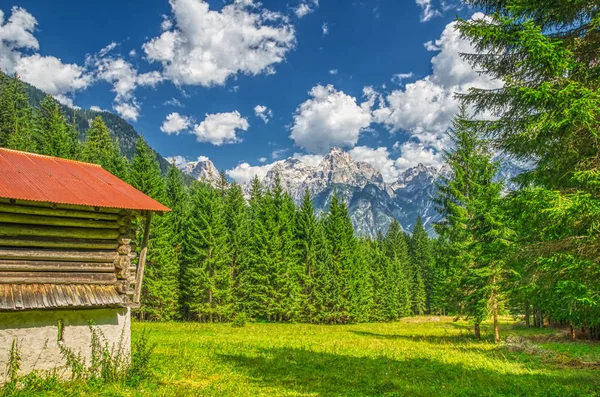 美丽的山小屋在夏天 — 图库照片
