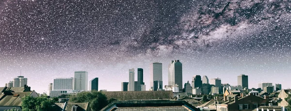 ニユー オーリンズのスカイラインに架かる星月夜 天の川 ルイジアナ州と都市の建物 — ストック写真