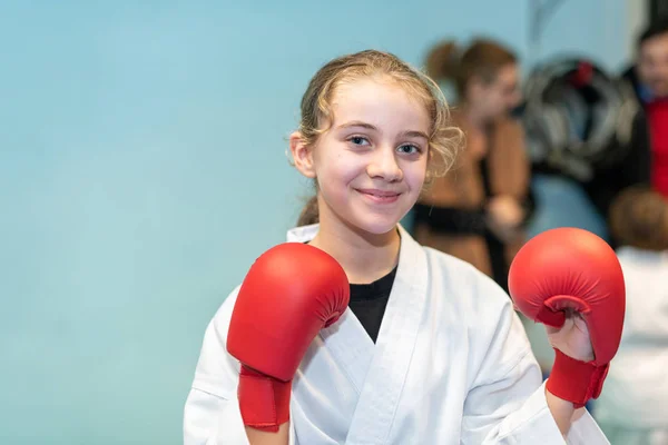 Chica Joven Entrenamiento Con Guantes Boxeo Rojo — Foto de Stock