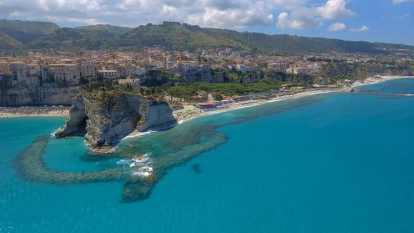 Bir Tropea şaşırtıcı havadan görünümü. Calabrian kıyı şeridi yaz sezonu, İtalya.