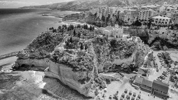 Tropea, Calabria. İHA perspektifinden şehrin, manastırın ve kıyı şeridinin havadan görüntüsü.