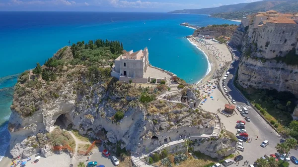 Bir Tropea, Calabria, İtalya, yaz sezonunun güzel sahil şeridi havadan görünümü.