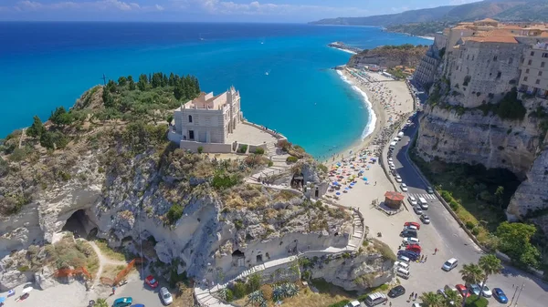 Güzel sahil şeridinin havadan görünüşü.