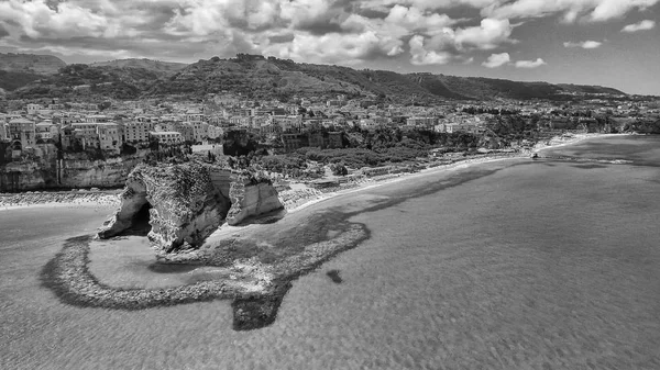 Geweldige Luchtfoto Van Tropea Calabrische Kustlijn Het Zomerseizoen Italië — Stockfoto