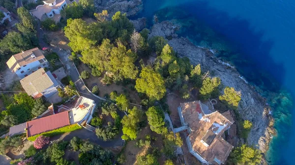 Case Sopra Oceano Una Collina Vista Aerea Sopraelevata — Foto Stock