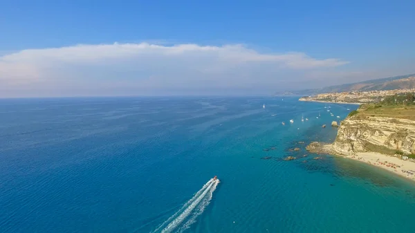 Luftaufnahme Eines Sich Ozean Beschleunigenden Bootes Freiheitskonzept — Stockfoto