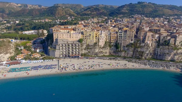 Tropea, Calabria. İHA perspektifinden şehrin, manastırın ve kıyı şeridinin havadan görüntüsü.