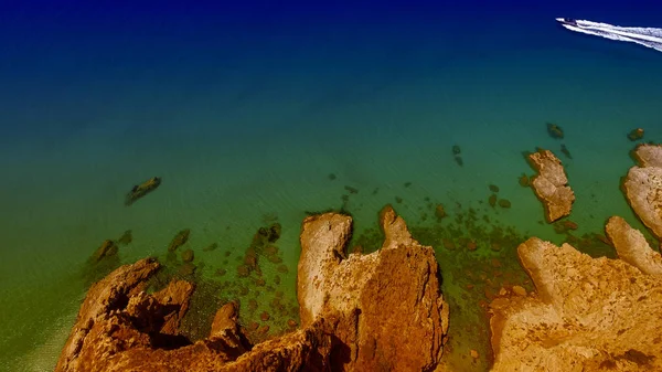 Ταχύπλοο Έναν Όµορφο Ωκεανό Κοντά Στην Ακτογραμμή Εναέρια Αεροφωτογραφία Έννοια — Φωτογραφία Αρχείου