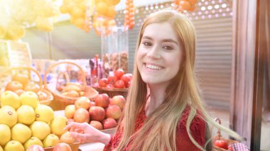 Genç sarışın kız meyve Pazar seçimi