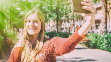 Genç kız selfie cep telefonu ile açık yapma