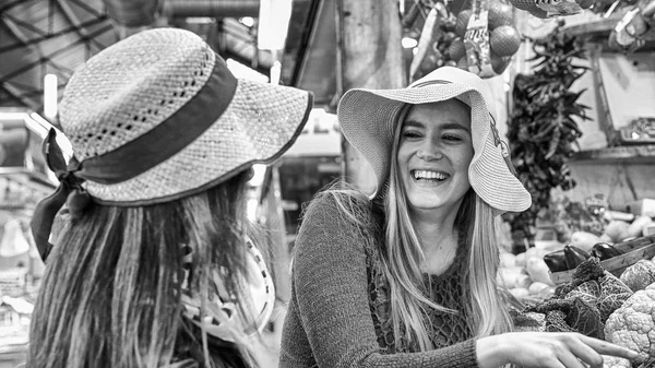 Pareja de chicas eligiendo fruta en el mercado — Foto de Stock