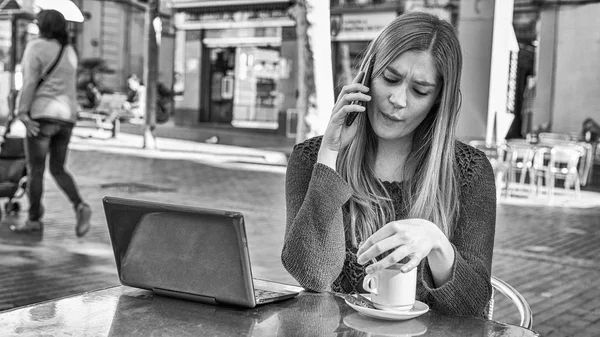 Mujer Feliz Con Sombrero Paja Visitando Ciudad Primavera —  Fotos de Stock