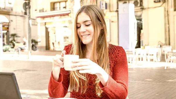 Mädchen Macht Frühstück Sitzend Auf Einem Tisch Freien — Stockfoto