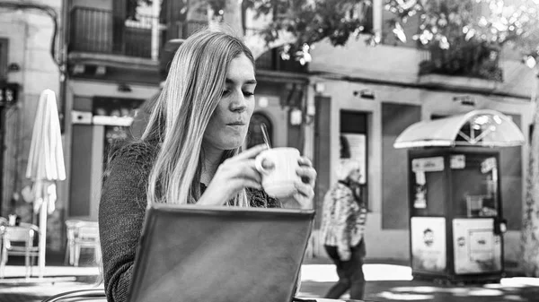 Menina Fazendo Café Manhã Sentado Uma Mesa Livre — Fotografia de Stock