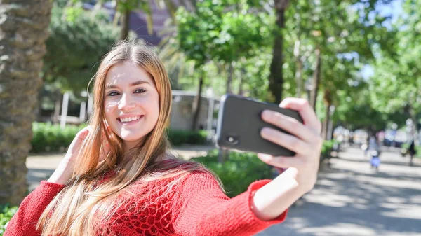 Chica Feliz Haciendo Selfie Aire Libre — Foto de Stock