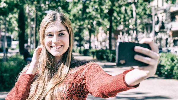 Chica Feliz Haciendo Selfie Aire Libre — Foto de Stock