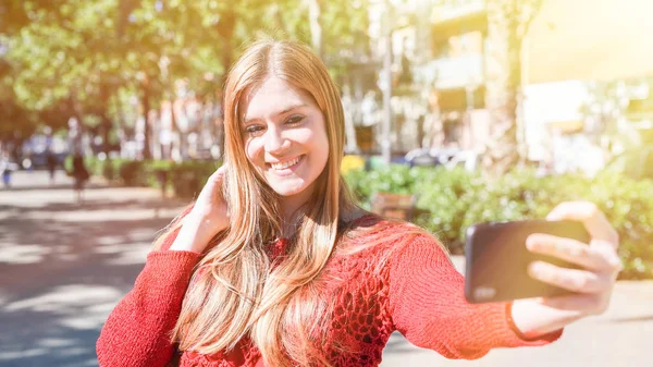 Menina Feliz Fazendo Selfie Livre — Fotografia de Stock