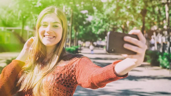 Giovane Ragazza Facendo Selfie Con Telefono Cellulare All Aperto — Foto Stock