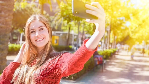 Ragazza Felice Facendo Selfie All Aperto — Foto Stock