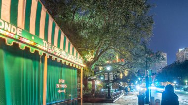 New Orleans - 9 Şubat 2016: M Cafe Le Monde gece görünümü