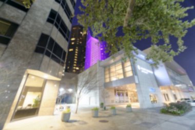 Geceleri New Orleans binalarının bulanık görüntüsü.