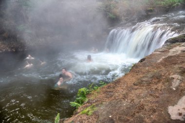 Rotorua, Yeni Zelanda - 1 Eylül 2018: İnsanlar sıcak su keyfini çıkarın