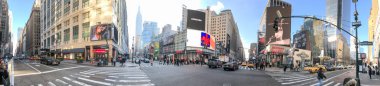 New York City - 5 Aralık 2018: Yedinci Avenue boyunca turist,