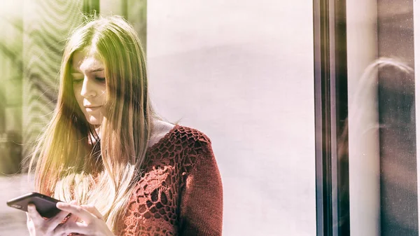 屋外の携帯電話に話す女性 — ストック写真