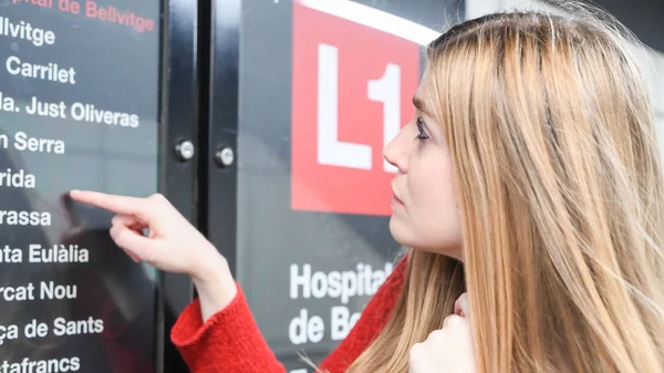 Niña Mirando Mapa Del Metro Una Estación Metro — Foto de Stock