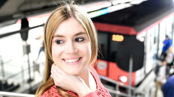 Mujer Entrando Estación Metro — Foto de Stock