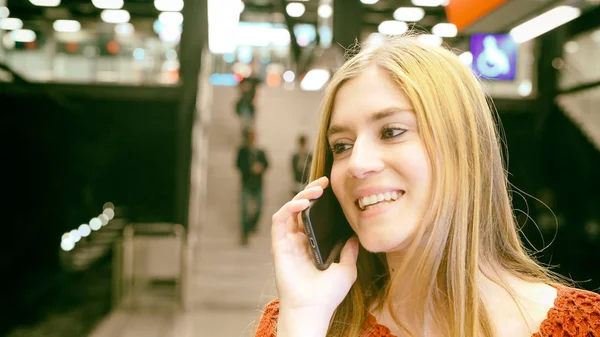 Young Girl Speaking Phone Subway Station — Stock Photo, Image