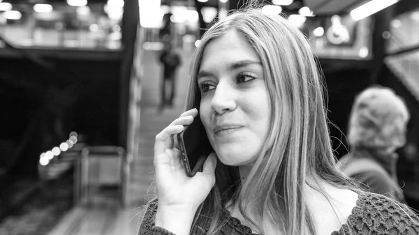 Young Girl Speaking Phone Subway Station — Stock Photo, Image