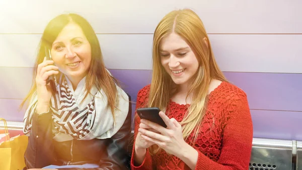 Casal de amigas conversando na estação de metrô — Fotografia de Stock