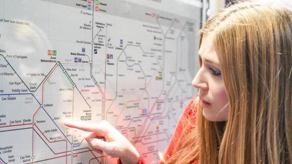 Menina Olhando Para Mapa Metrô Uma Estação Metrô — Fotografia de Stock