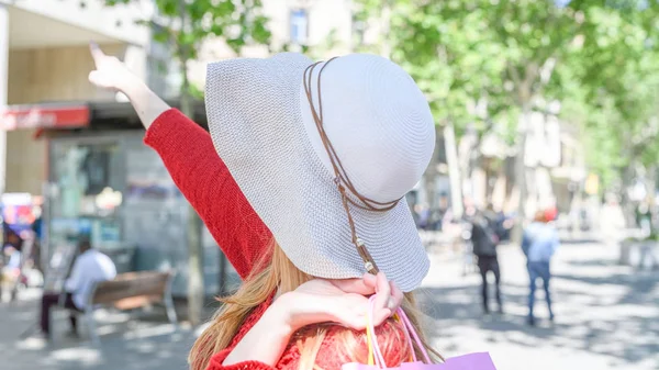 Mujer Feliz Visitando Ciudad Verano Con Sombrero Paja — Foto de Stock
