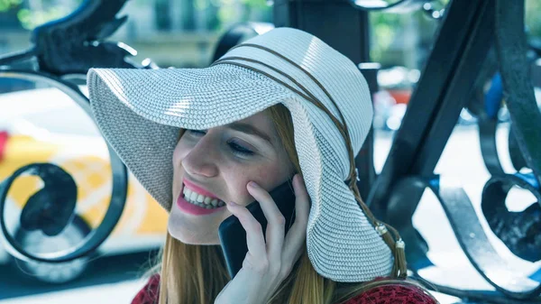 Mulher Feliz Visitando Cidade Verão Usando Chapéu Palha — Fotografia de Stock