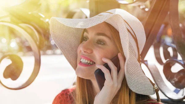 Счастливая Молодая Женщина Соломенной Шляпе Разговаривает Телефоном Улице — стоковое фото