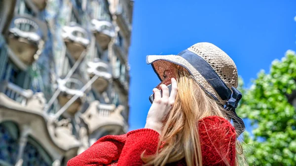 Ευτυχισμένη Γυναίκα Που Επισκέπτονται Την Πόλη Καλοκαίρι Φορώντας Άχυρο Καπέλο — Φωτογραφία Αρχείου
