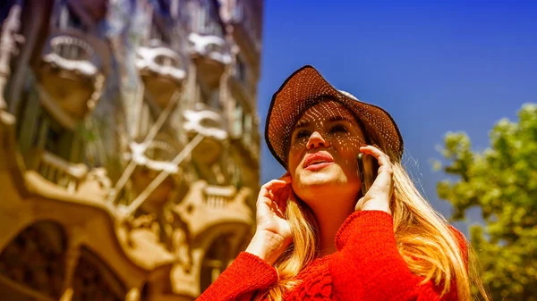 Donna Felice Visita Città Estate Indossando Cappello Paglia — Foto Stock