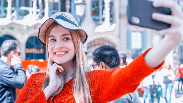 Felice Giovane Donna Facendo Selfie Durante Visita Della Città — Foto Stock
